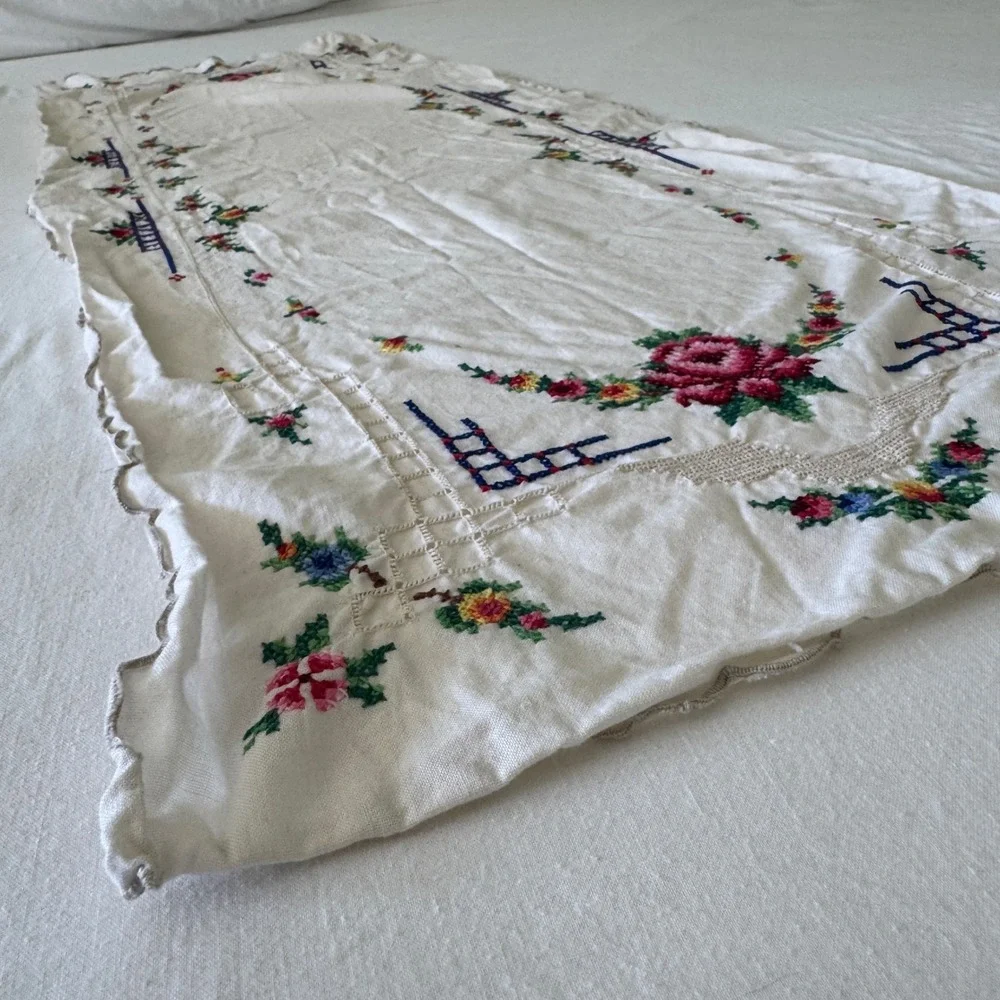 Vintage Floral Cross Stitch Embroidered Table Runner Cream Linen Scalloped 39x14